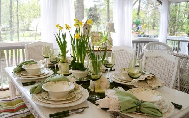 décoration-table-Pâques-narcisses-serviettes-vertes