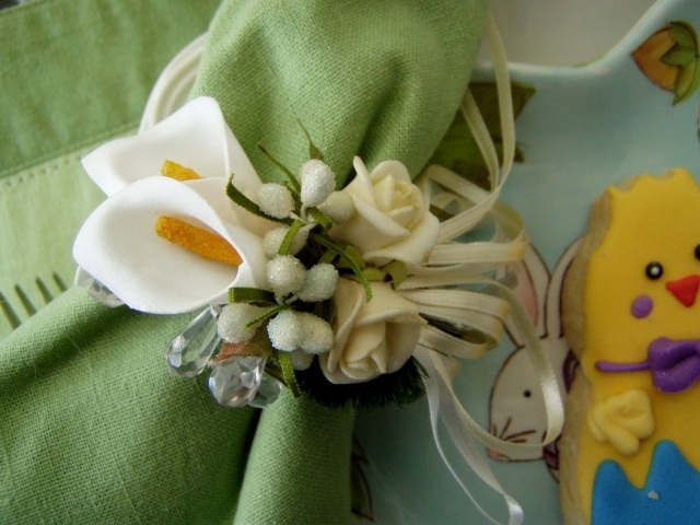 décoration-table-Pâques-rond-serviette-fleurs-biscuit-poussin