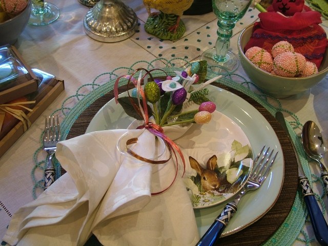 décoration-table-Pâques-serviette-rubans-oeufs-décoratifs