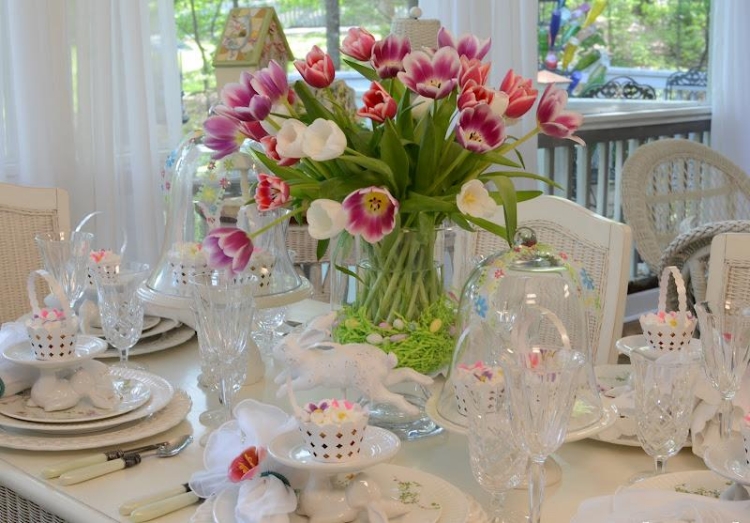 décoration-table-Pâques-tulipes-oeufs-corbeilles décoration table