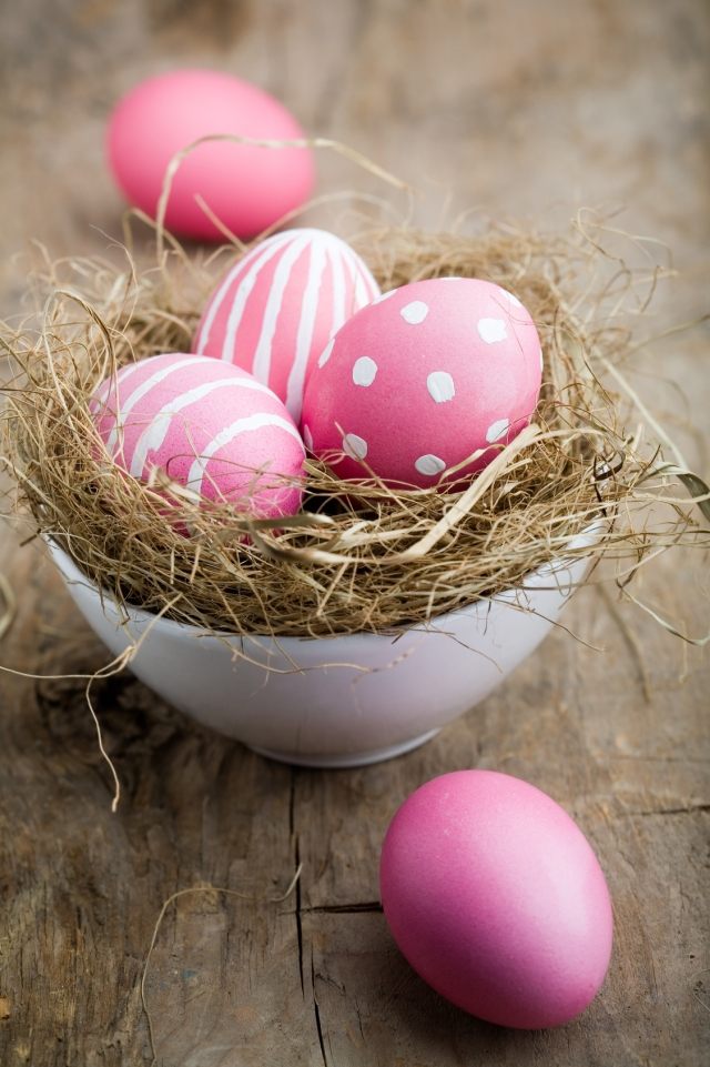 décorer des œufs de Pâques couleur-rose-rayure-pois