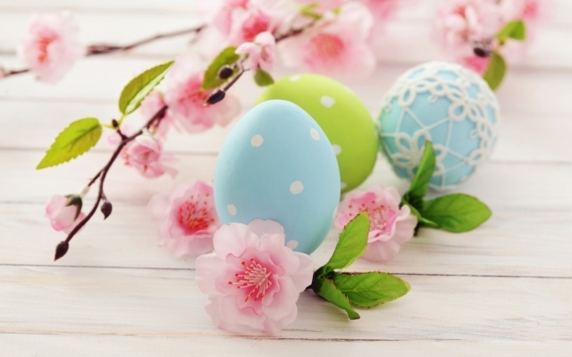 décorer des œufs de Pâques couleurs-douces-pois-blancs
