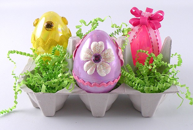 décorer-œufs-Pâques-plastique-strass-rubans