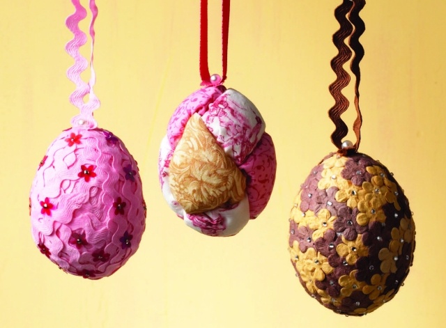 décorer des œufs de Pâques polystyrène-tissus-rubans