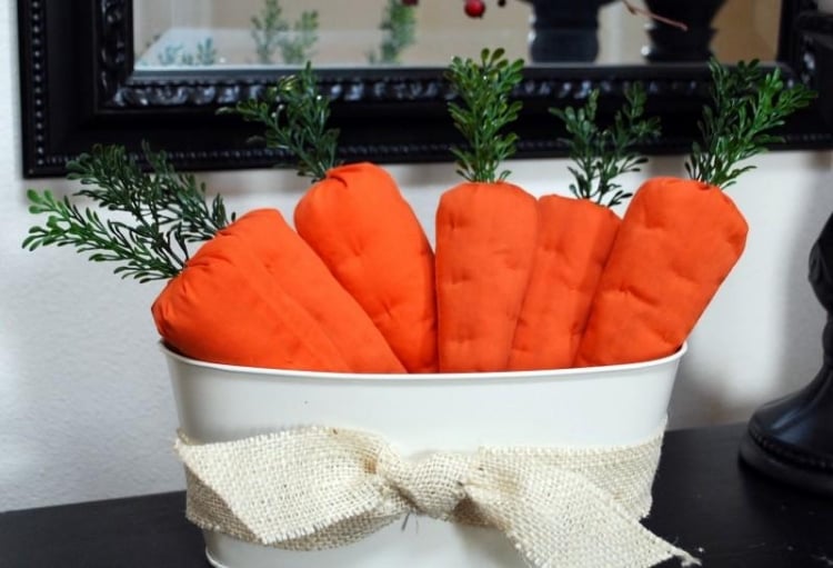 deco-Paques-carottes-tissu-orange-ruban-jute