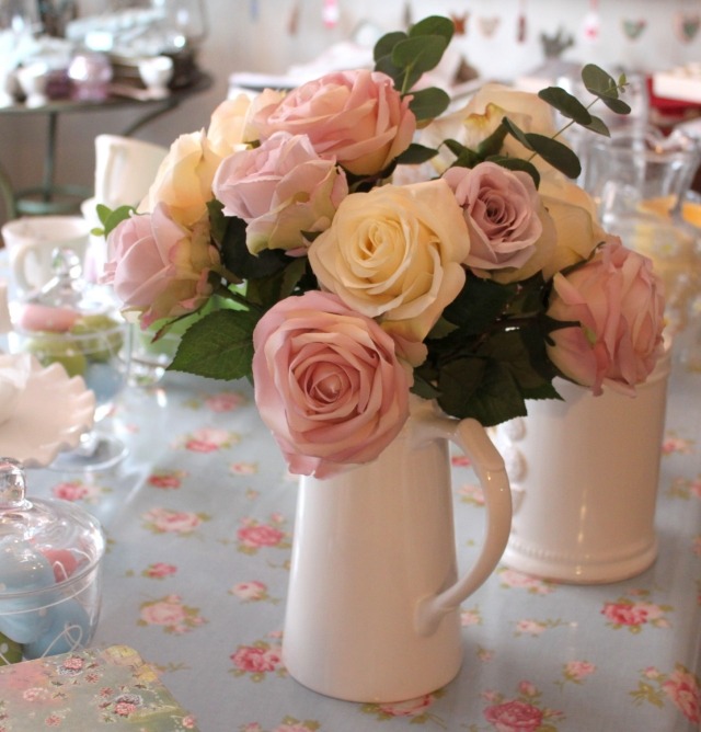 deco-Paques-vases-céramique-roses-rose-jaune déco de Pâques
