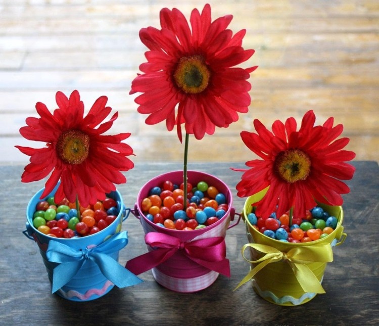 deco-de-table-paques-oeufs-multicolores-fleurs
