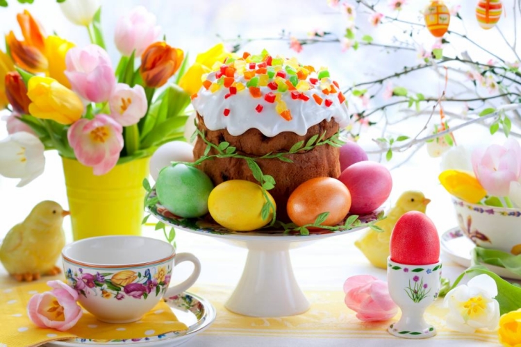 deco-table-Paques-assiette-gâteau-oeufs-fleurs déco de table Pâques