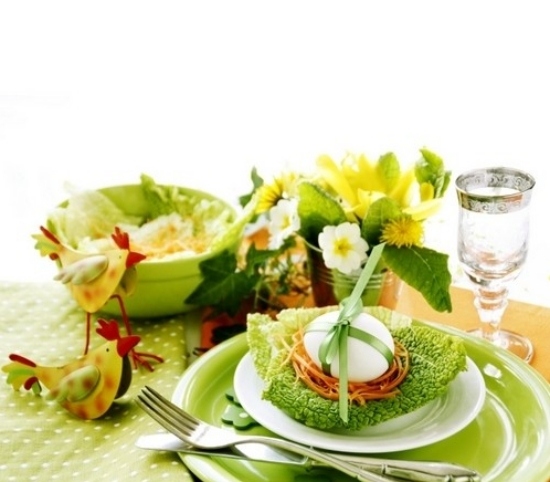deco-table-Paques-fleurs-nappe-verte