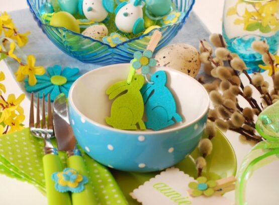 deco-table-Paques-lapins-feutre-oeufs-décorés
