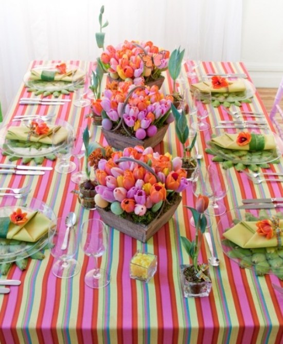 deco-table-Paques-nappe-rayures-tulipes-oeufs déco de table Pâques