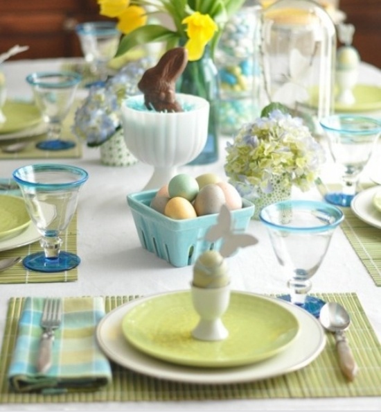 deco-table-Paques-oeufs-décorés-tulipes déco de table Pâques