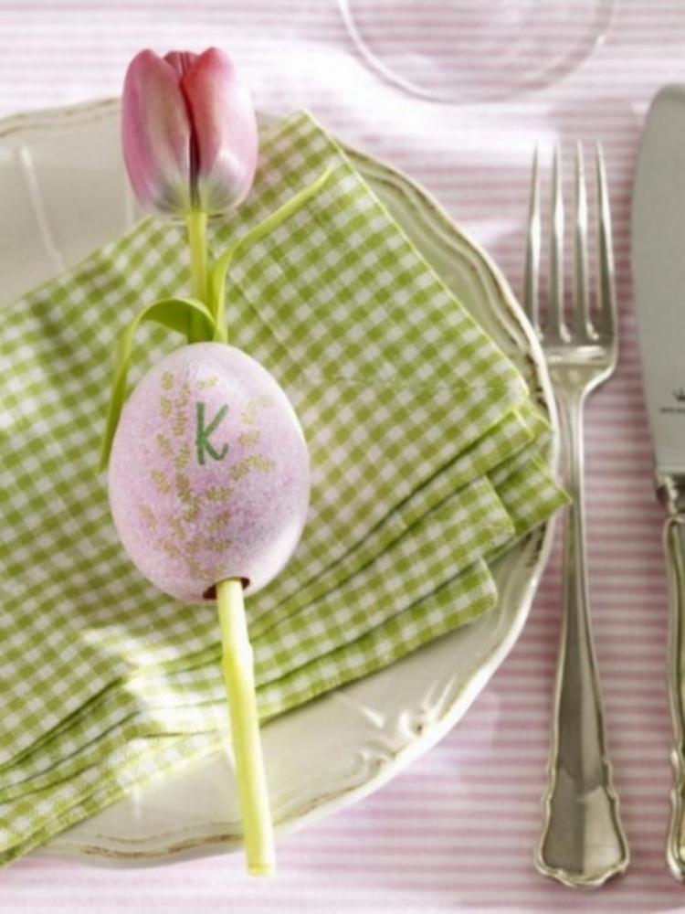 deco-table-Paques-serviette-carreaux-oeuf-tulipe déco de table Pâques