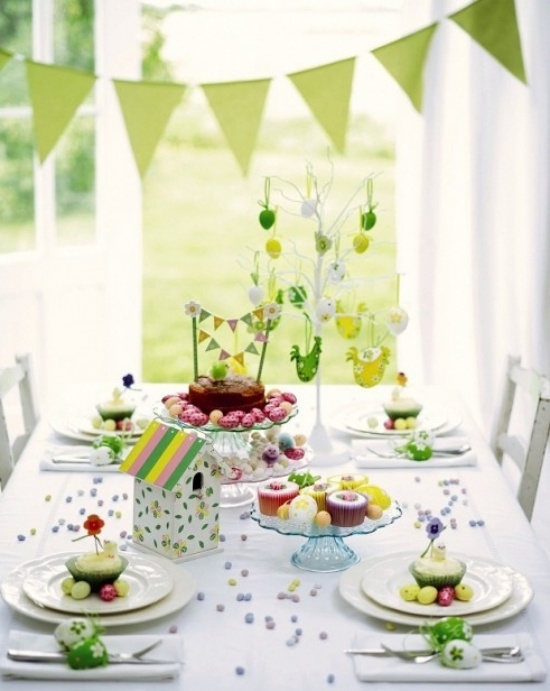 deco-table-Paques-sucreries-oeufs-décorés déco de table Pâques