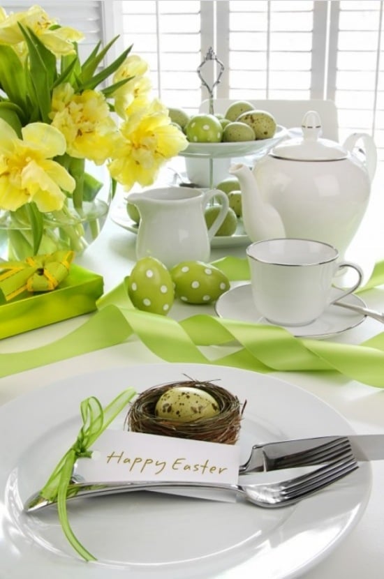 deco-table-Paques-vert-blanc-nid-fleurs déco de table Pâques