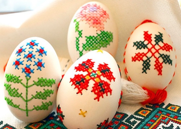 decoration-œufs-de-Pâques-broderie-ficelles-multicolores