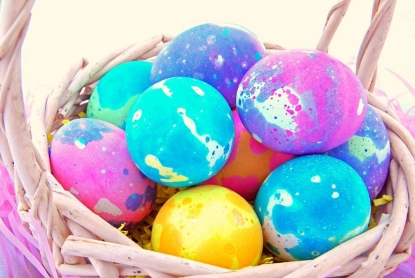 decoration œufs de Pâques marbres-multicolores