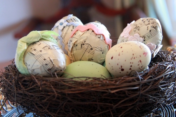 decoration-œufs-de-Pâques-motifs-decoupes-papier-musical
