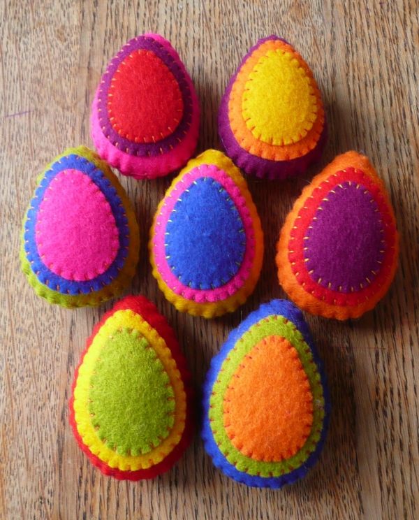 decoration œufs de Pâques tissus-multicolores