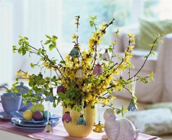 decoration-Paques-fleurs-jaunes-oeufs