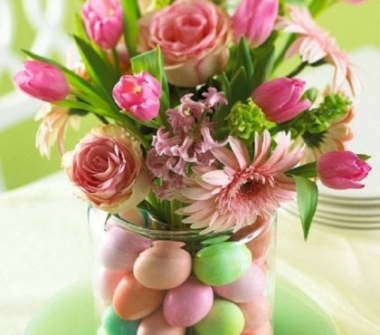 decoration-Paques-oeufs-multicolores-fleurs