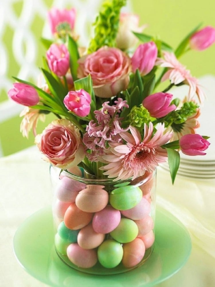 decoration-Paques-oeufs-multicolores-fleurs