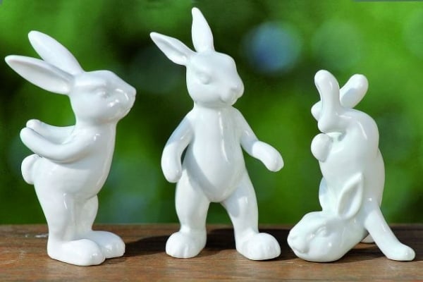 decoration-Paques-subtile-figurines-lapins-céramique décoration Pâques
