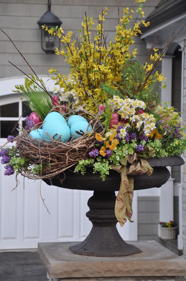 decoration-exterieur-paques-arrangement-nid-oeufs-fleurs