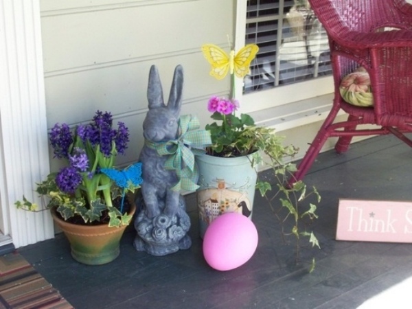 decoration-exterieur-paques-fleurs-pots-lapin-décoratif