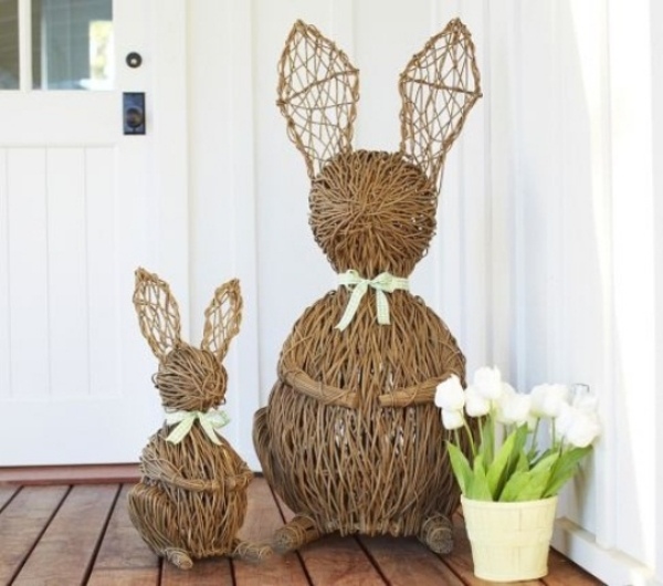 decoration-exterieur-paques-lapins-branchettes-tulipes