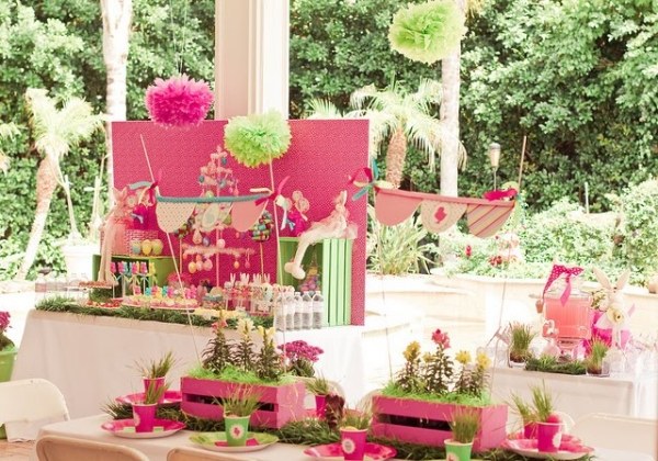 decoration-exterieur-paques-table-rose-vert-pompons décoration extérieur