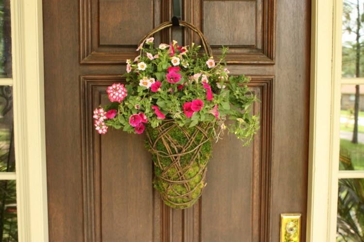 decoration-exterieure-Paques-déco-porte-mousse-fleurs