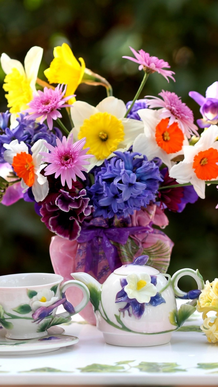 decoration-florale-Paques-pensées-jonquilles-jacinthes-tasses