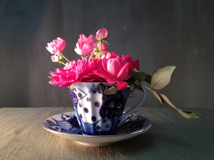 decoration-florale-Paques-tasse-céramique-vase-roses décoration florale