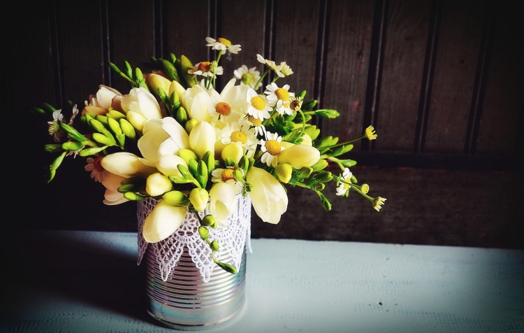 decoration-florale-Paques-vase-boîte-conserves décoration florale