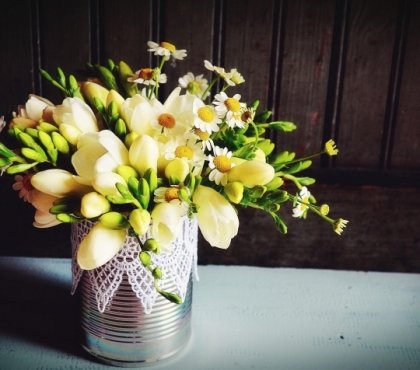 decoration-florale-Paques-vase-boîte-conserves