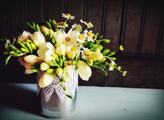 decoration-florale-Paques-vase-boîte-conserves