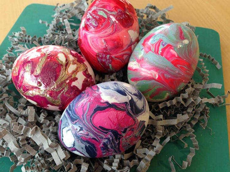 decoration-oeuf-Paques-marbre-multicolores-vernis décoration œuf de Pâques