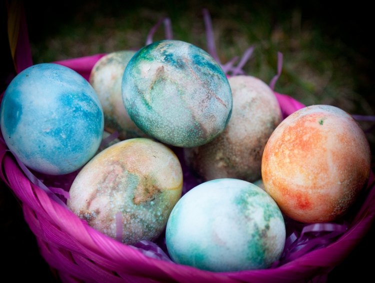 decoration-oeuf-Paques-marbre-panier-rose décoration œuf de Pâques