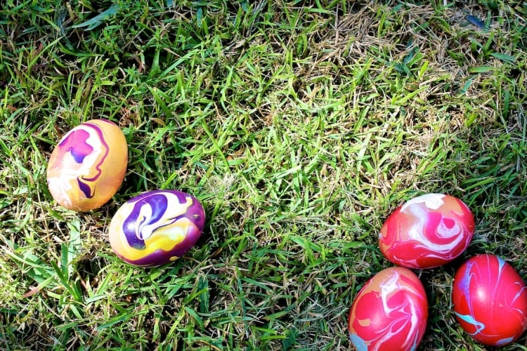 decoration-oeuf-Paques-marbre-rose-lilas décoration œuf de Pâques