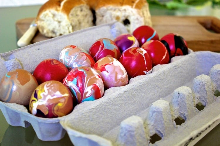 decoration-oeuf-Paques-marbre-rouge-lilas décoration œuf de Pâques