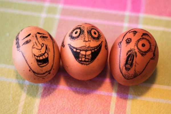 decoration oeufs de Pâques visages-effrayants-crayon-feutre