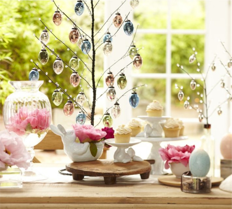 decoration-paques-arbre-ornements-verre-porte-oeufs-lapins