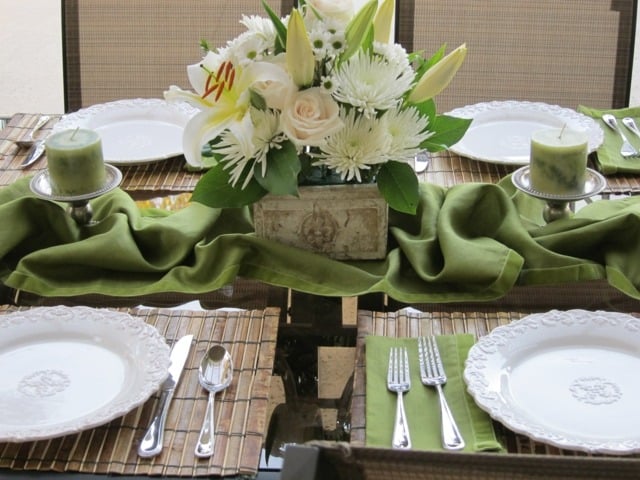 decoration-table-Paques-bouquet-fleurs-blances-chemin-vert