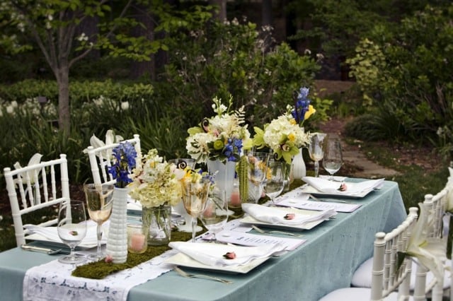 decoration-table-Paques-bouquets-fleurs-blanches-bleues
