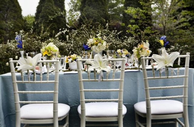 decoration-table-Paques-bouquets-fleurs-chaises