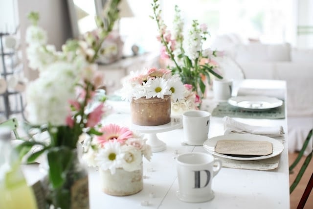 decoration-table-Paques-fleurs-blanches-rises décoration de table