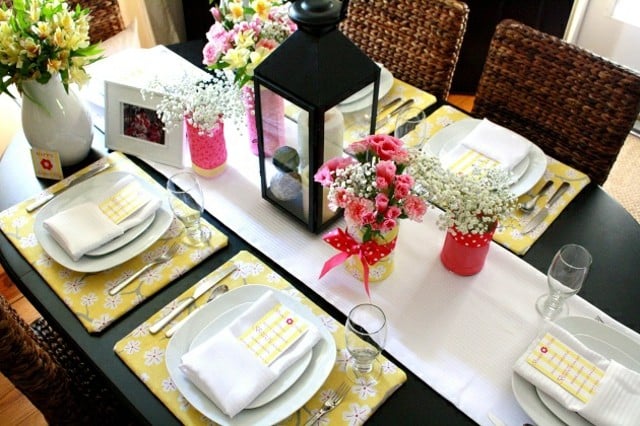 decoration-table-Paques-lanternes-fleurs-oeillets décoration de table