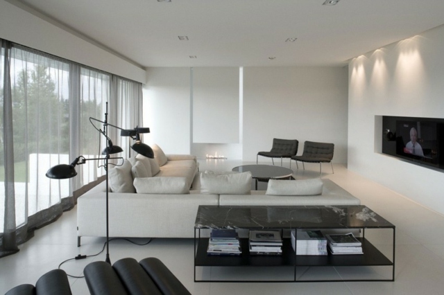 design-minimaliste-table-marbre-noir-murs-canapé-blancs
