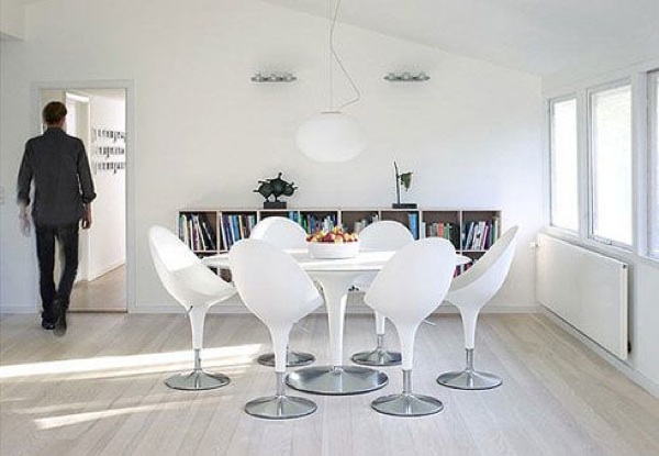 design-salle-manger-blanche-chaises-pivotantes